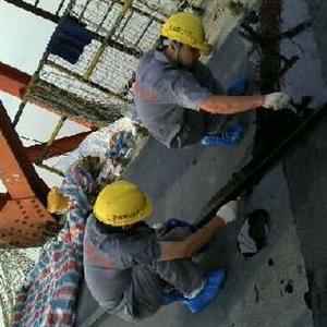 开云·体育-中国一站式服务平台员工在做复合润滑涂层